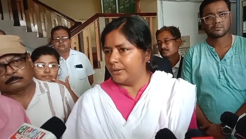 Eggs thrown at Meenakshi Mukherjee's car in Shitalkuchi, protest in front of the Superintendent of Police's office