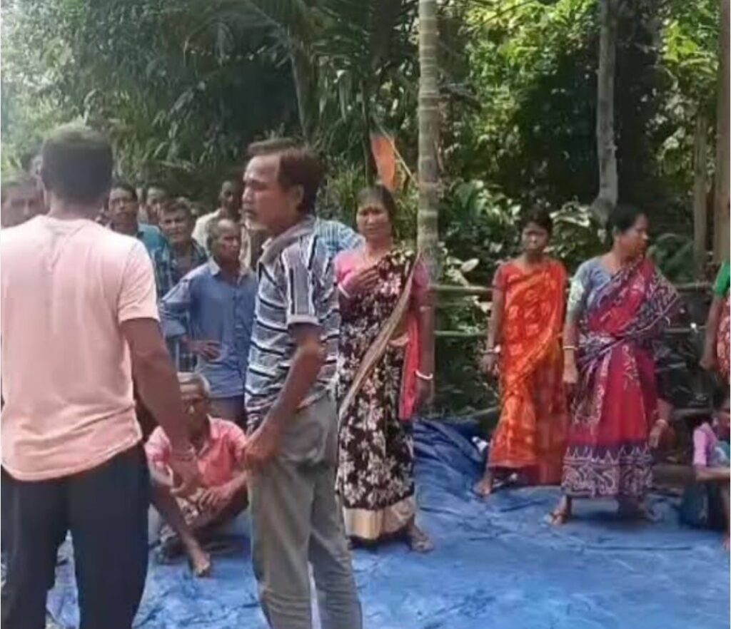 চাকরির নামে কাটমানির অভিযোগে দিনহাটায় তৃণমূল নেতার বাড়ি ঘেরাও, বিক্ষোভে উত্তেজনা