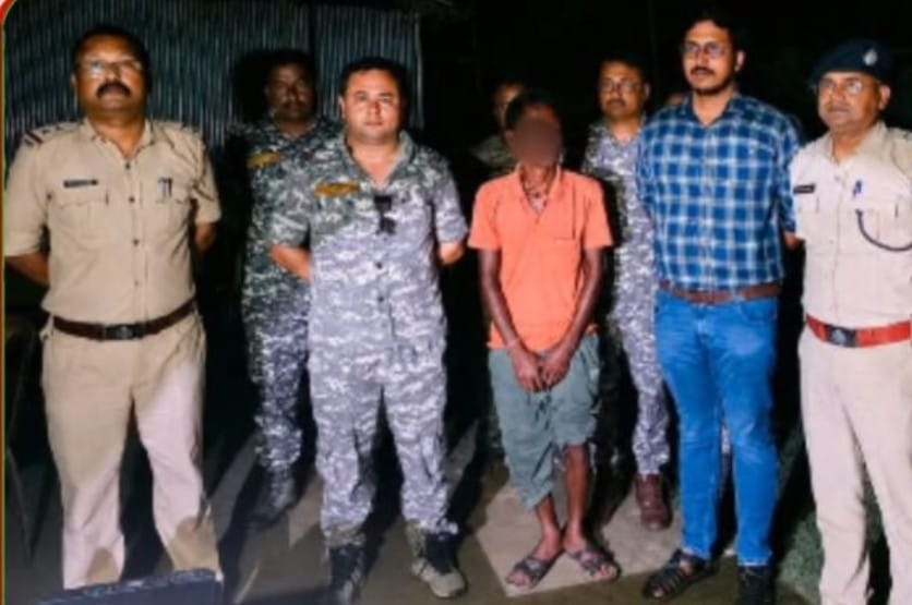 তামাকের আড়ালে ৪৮৭ কেজি গাঁজা পাচারের চেষ্টা বানচাল, দিনহাটায় ট্রাকচালক গ্রেফতার