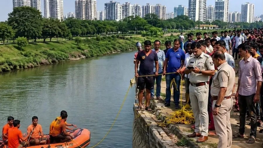 নিউটাউনে বস্তাবন্দি যুবকের দেহ উদ্ধার, সিসিটিভিতে দেহ ফেলে যাওয়ার ছবি
