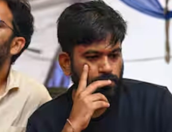 লাতুরে সরকারি স্কুলে অনুমতি ছাড়া প্রবেশ, অভিজিৎ দীপকের বিরুদ্ধে FIR