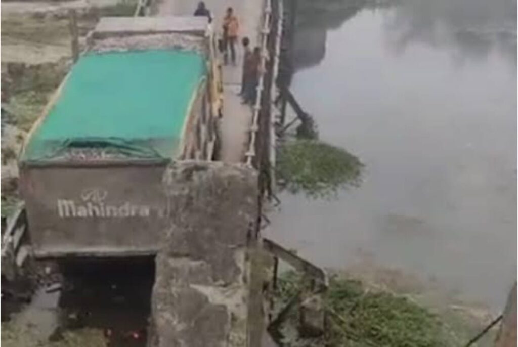 দেওশাল সেতু ভেঙে পড়ল ১৬ চাকার ট্রাক উঠতেই, বিচ্ছিন্ন ফক্কোরের হাট-পঞ্চারহাট