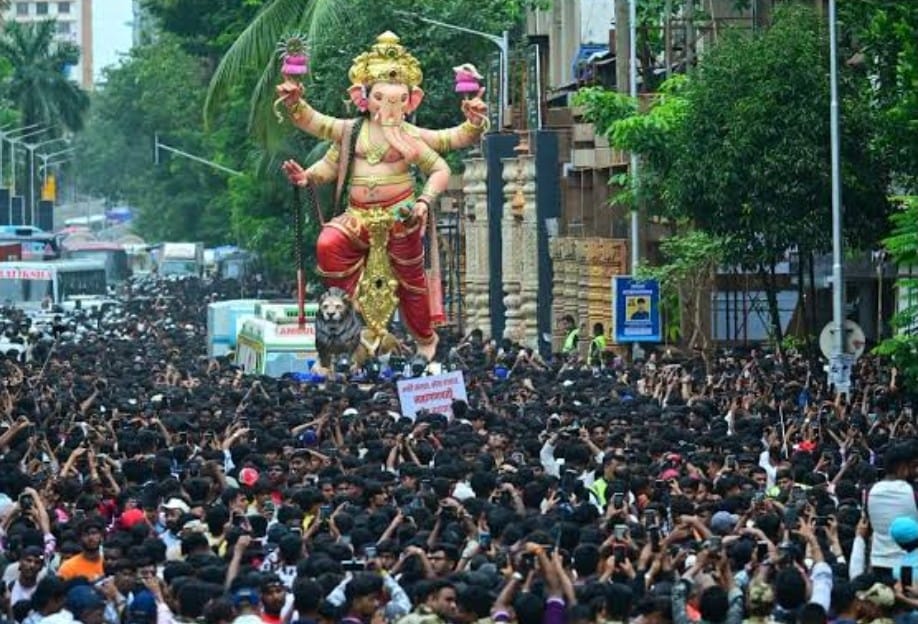মুম্বইয়ে গণেশ মূর্তির শোভাযাত্রায় ভয়াবহ দুর্ঘটনা, মৃত ২