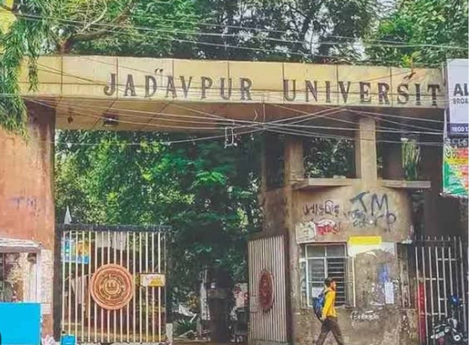 যাদবপুরে মধ্যরাতে SFI-ABVP সংঘর্ষ, ভাঙচুর-আগুন ঘিরে উত্তেজনা