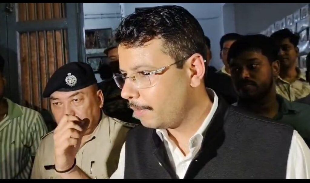 ভবানীগঞ্জ বাজারে জেলা প্রশাসনের অভিযান, চিনি-সহ নিত্যপণ্যের দামে নজর