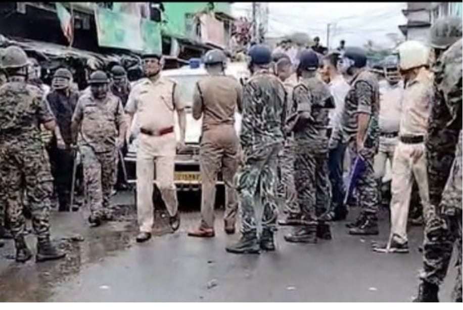 দিনহাটায় ট্রাক থেকে ৪৮৭ কেজি গাঁজা উদ্ধার, গ্রেপ্তার চালক