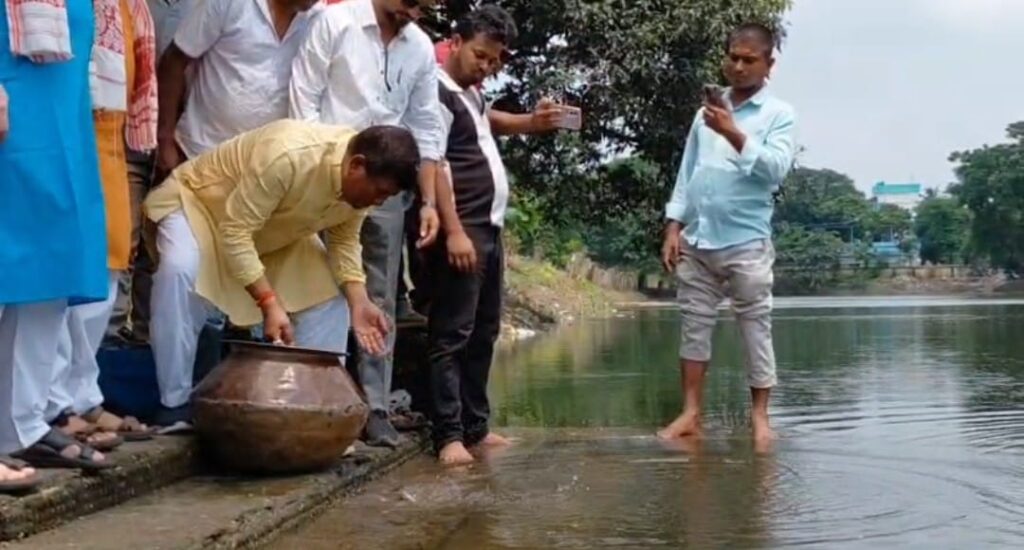কোচবিহারের হারানো গরিমা ফেরাতে নরসিংহ দীঘিতে গঙ্গা পূজা, মাছ ছাড়লেন রথীন্দ্র বোস
