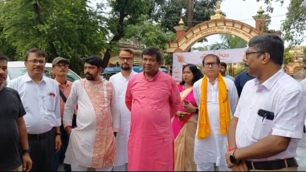 কোচবিহার শহরের সৌন্দর্যায়নে নতুন সংযোজন, উন্মোচিত নজরুল ইসলামের মূর্তি