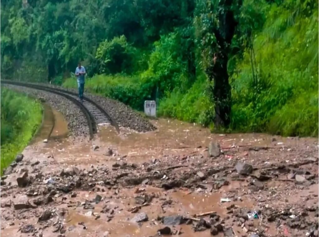 শিমলা-কালকা টয় ট্রেনে ধস, ঝুলন্ত রেললাইন | ৪০০+ যাত্রী উদ্ধার