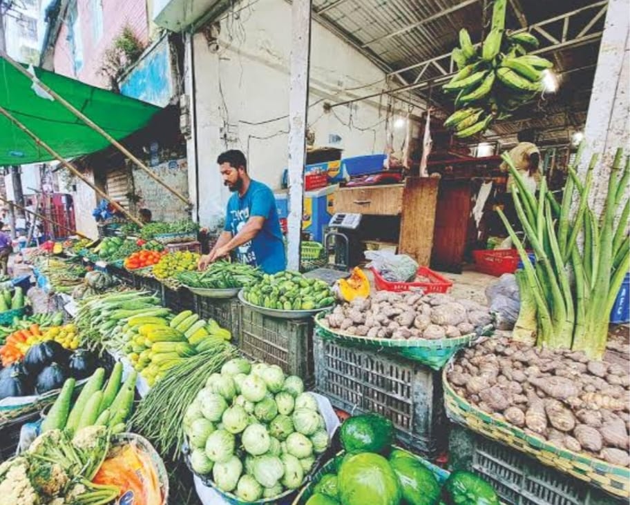 কোচবিহারের ভবানীগঞ্জ বাজারে পুলিশের বিশেষ অভিযান, নিত্যপণ্যের দাম ও অনিয়মে কড়া নজর