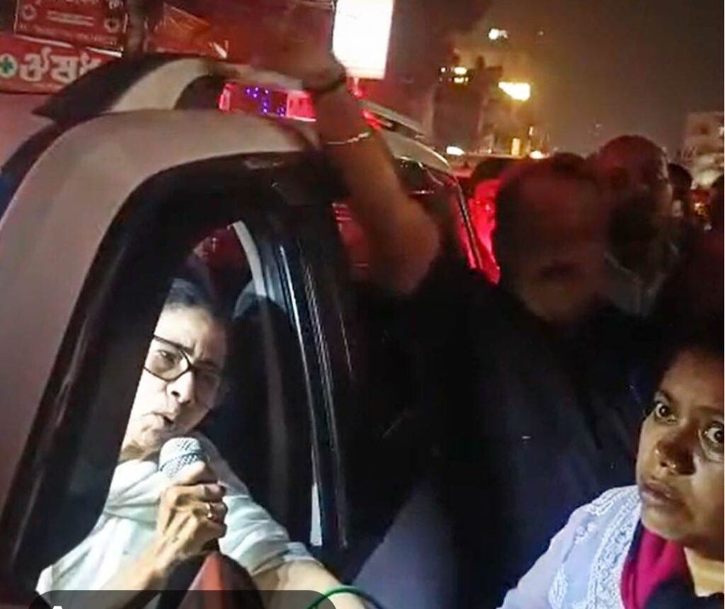 হালিশহরে মমতার কনভয়ে হামলার অভিযোগ, পুলিশের ভূমিকা নিয়ে প্রশ্ন