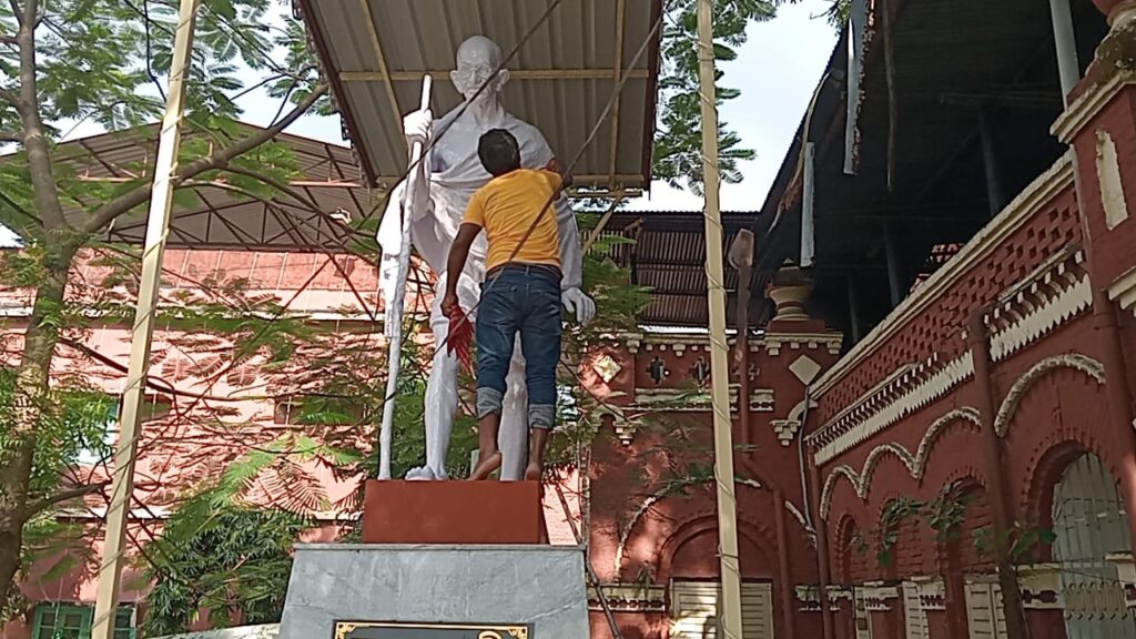 নেতাজিকে ঘিরে কোচবিহারে দুই ছবি: অপমানের ক্ষত, শ্রদ্ধায় মূর্তি পরিষ্কার করে দেশপ্রেমীদের বার্তা