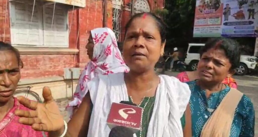 অন্নপূর্ণা ভাণ্ডারের টাকা না পাওয়ার অভিযোগে কোচবিহারে মহিলাদের বিক্ষোভ, এসডিও দফতরে ক্ষোভ