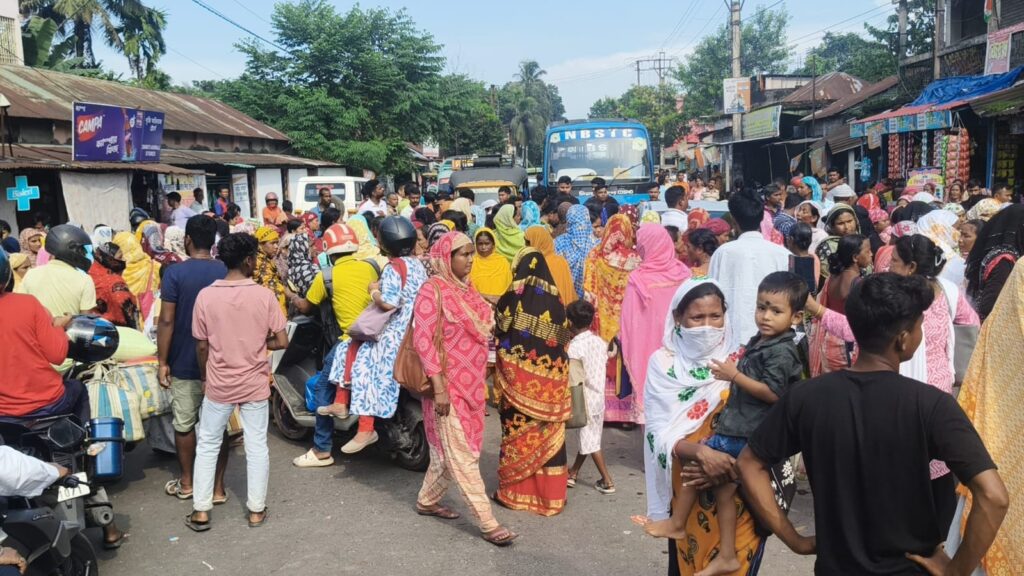 অন্নপূর্ণা ভাণ্ডারের টাকা না পেয়ে কোচবিহারে মহিলাদের পথ অবরোধ, বন্ধ দিনহাটা জাতীয় সড়ক