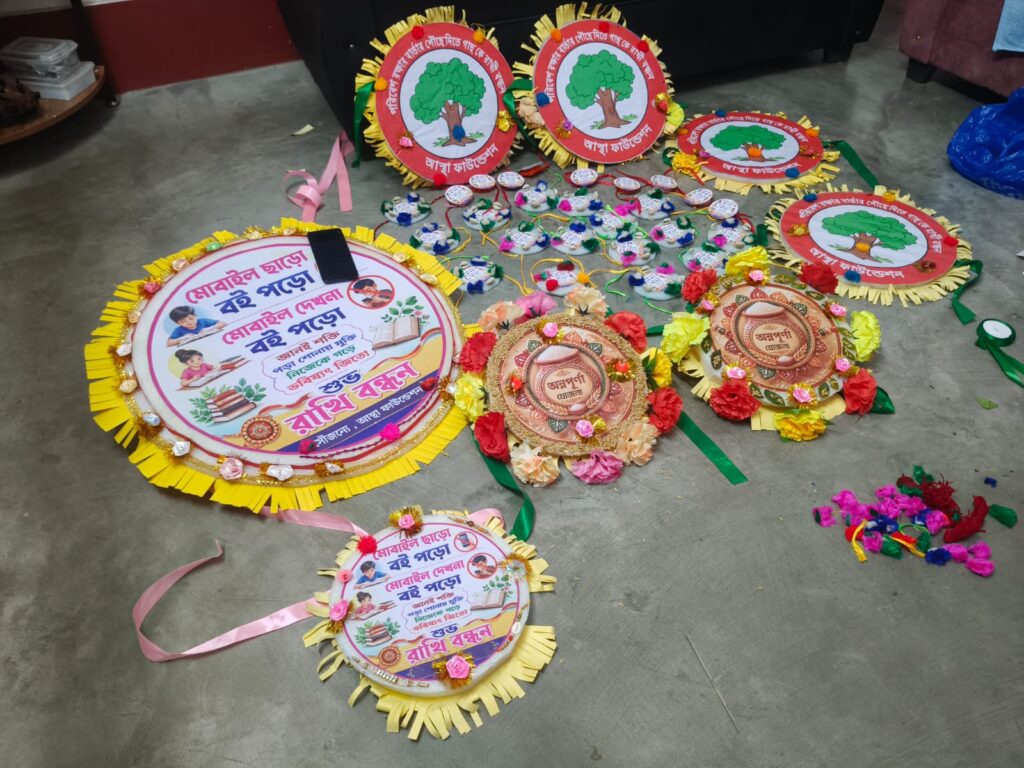 কোচবিহারের গৃহবধূ পিংকি রায়ের অভিনব রাখিতে ‘মোবাইল ছাড়ো, বই পড়ো’ বার্তা। অন্নপূর্ণা রাখি ও গাছ রাখির মাধ্যমে শিক্ষা ও পরিবেশ সচেতনতার উদ্যোগ।