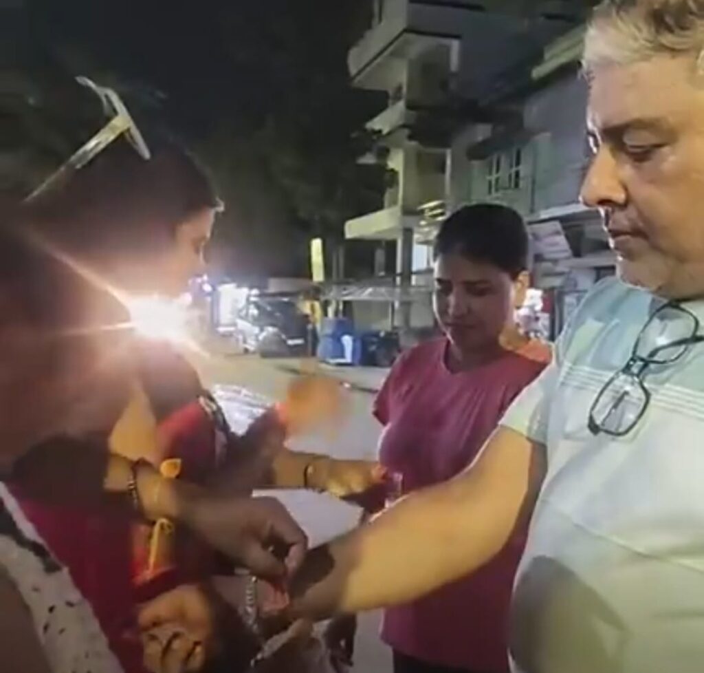Cooch Behar Rakhi Festival: পথচারী-টোটোচালক-দোকানদারদের হাতে রাখি পরাল কোচবিহার অনাসৃষ্টি