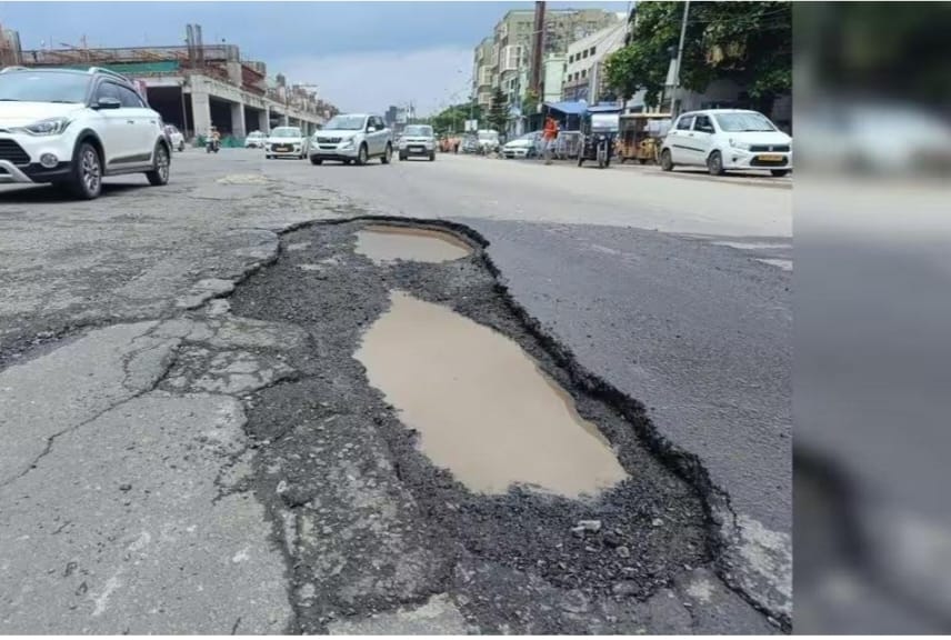 কোচবিহারের রাস্তা বেহাল, খানাখন্দে নাজেহাল শহরবাসী! বর্ষায় বাড়ছে দুর্ঘটনার আশঙ্কা