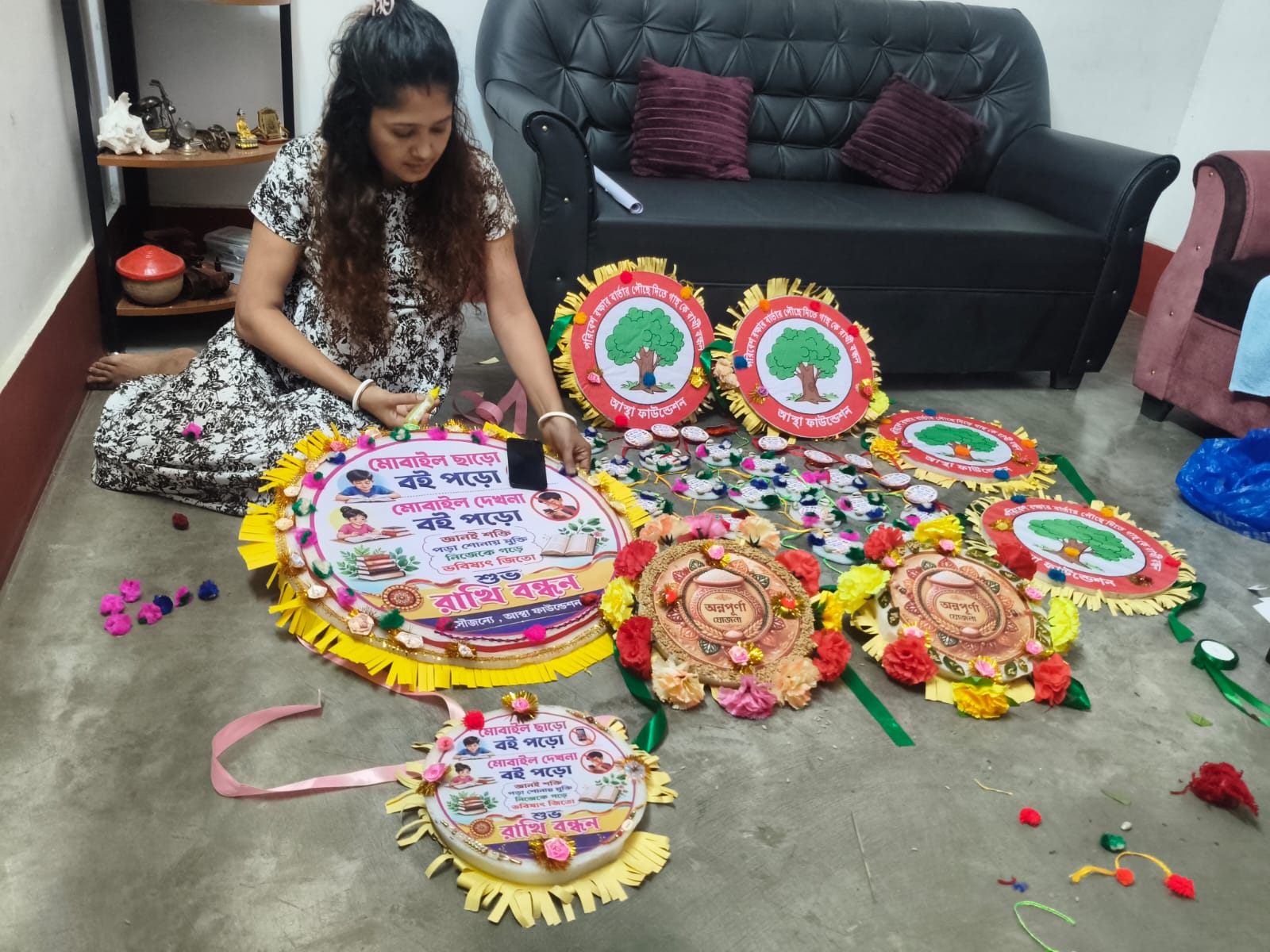 মোবাইল ছাড়ো, বই পড়ো! কোচবিহারের পিংকি রায়ের অভিনব রাখিতে সামাজিক বার্তা