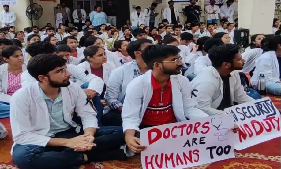 জম্মু-কাশ্মীরে স্টাইপেন্ড বাড়ানোর দাবিতে ইন্টার্ন চিকিৎসকদের কর্মবিরতি