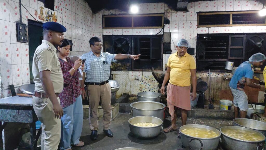 রাসমেলার মাঠের পাশে নামী মিষ্টির দোকানে অভিযান, ছানায় ময়দার সন্ধান