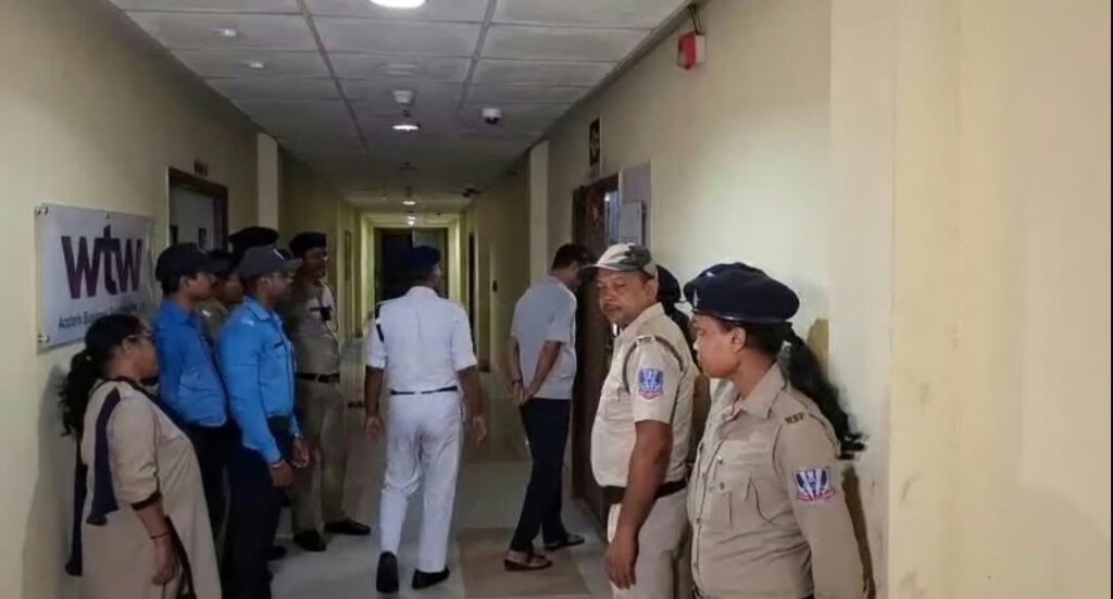 মাটিগাড়ায় বেআইনি কল সেন্টারে পুলিশের রাতভর অভিযান, গ্রেফতার ৪
