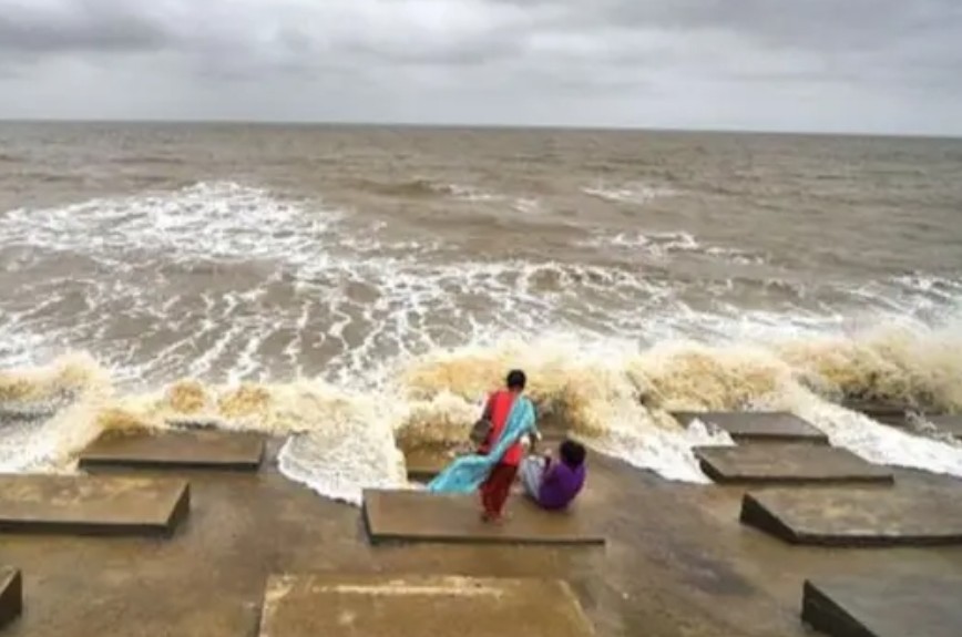 বঙ্গোপসাগরে নতুন নিম্নচাপ! দক্ষিণবঙ্গে ভারী বৃষ্টি, সমুদ্রে নিষেধ মৎস্যজীবীদের
