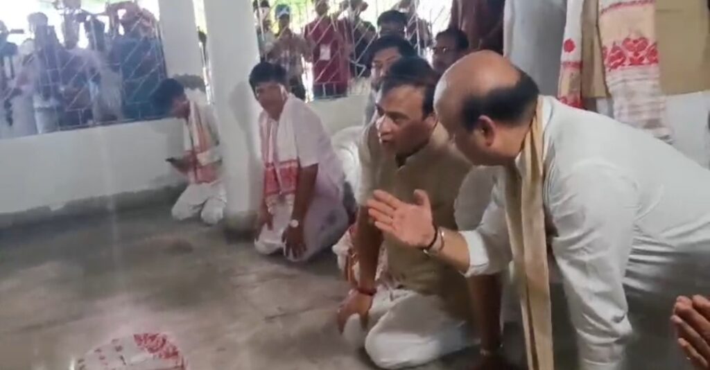 মধুপুর ধামে হিমন্তবিশ্ব শর্মা, পুজো দিয়ে করলেন মন্দির দর্শন