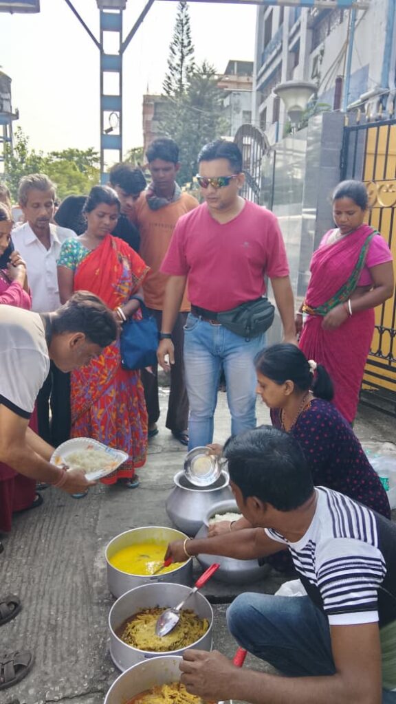 উজ্জ্বল কান্তি সেনের স্মরণে ৭৯ জনকে বিনামূল্যে সকালের আহার, উদ্যোগ উর্মি সেনের