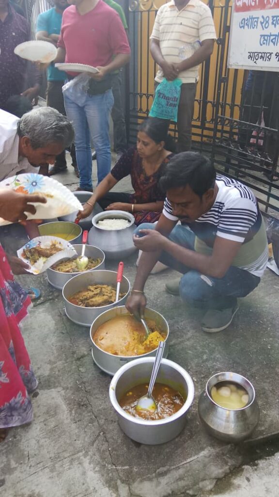 উজ্জ্বল কান্তি সেনের স্মরণে ৭৯ জনকে বিনামূল্যে সকালের আহার, উদ্যোগ উর্মি সেনের