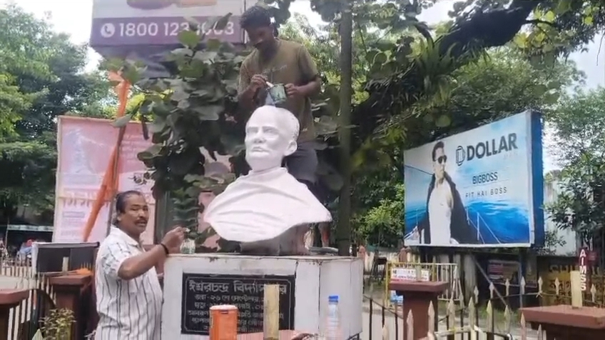 বিদ্যাসাগরের জন্মদিনের আগে মূর্তি পরিষ্কার ও রং করলেন কোচবিহারের ‘বাইক অক্সিজেন ম্যান’ শংকর রায়