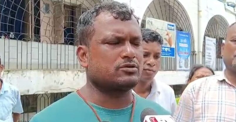 ৪ মাস ধরে বেতন বন্ধ! কমিটি পুনর্গঠনের দাবিতে কোচবিহারের জেলাশাসকের দ্বারস্থ জলপথ সমবায় কর্মীরা