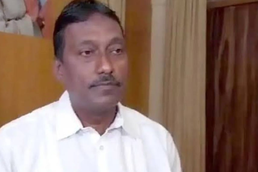 আরজি কর কাণ্ডে নির্যাতিতার দেহ তড়িঘড়ি দাহের অভিযোগে দায়ের নতুন মামলায় গ্রেফতার পানিহাটি পুরসভার প্রাক্তন চেয়ারম্যান সোমনাথ দে। বেঙ্গালুরু থেকে গ্রেফতার করল পশ্চিমবঙ্গ পুলিশ।
