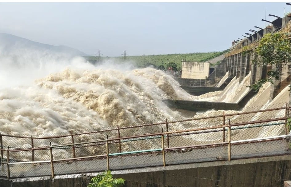 DVC-র জল ছাড়ায় দক্ষিণবঙ্গে বন্যার আশঙ্কা, মাইথন-পাঞ্চেত থেকে প্রায় ১.২০ লক্ষ কিউসেক জল
