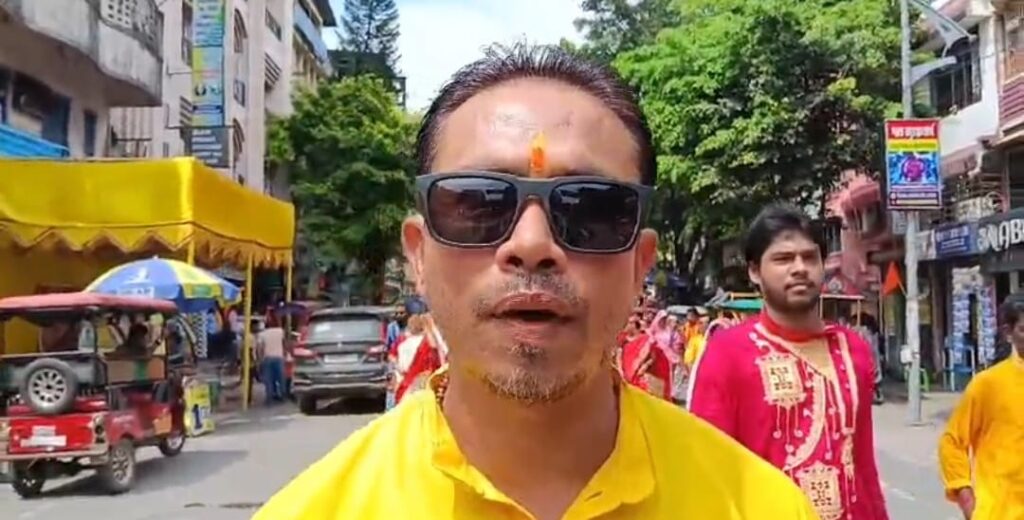 জন্মাষ্টমী ও স্থাপনা দিবস উপলক্ষে কোচবিহার শহরে বিশ্ব হিন্দু পরিষদের বর্ণাঢ্য শোভাযাত্রা। সার্কাস ময়দান থেকে শুরু হয়ে শহরের গুরুত্বপূর্ণ রাস্তা পরিক্রমা করে ফের সেখানেই শেষ হয় মিছিল।