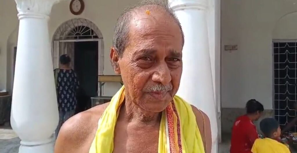 জন্মাষ্টমী উপলক্ষে কোচবিহারের ঐতিহ্যবাহী মদনমোহন মন্দিরে ভক্তদের ব্যাপক সমাগম। বিশেষ পুজো, ধর্মীয় আচার ও উৎসবের আবহে মুখর মন্দির চত্বর।