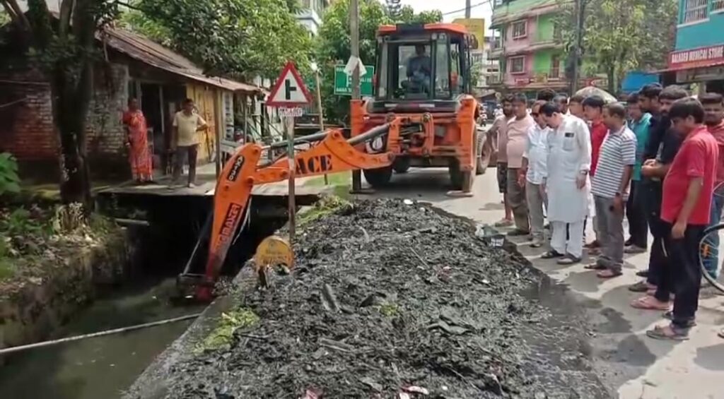 বর্ষার জলযন্ত্রণা কমাতে পুরসভার উদ্যোগ, ৩ ও ৪ নম্বর ওয়ার্ডে হাইড্রেন পরিষ্কার