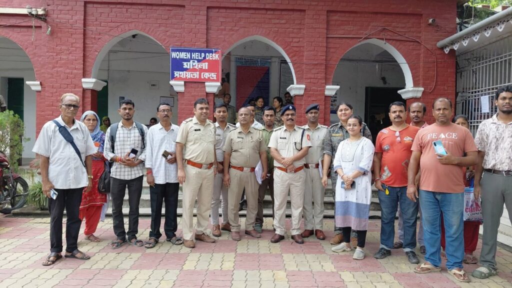 হারিয়ে যাওয়া প্রায় ৫০টি মোবাইল উদ্ধার, মালিকদের হাতে ফিরিয়ে দিল কোতোয়ালি থানার পুলিশ