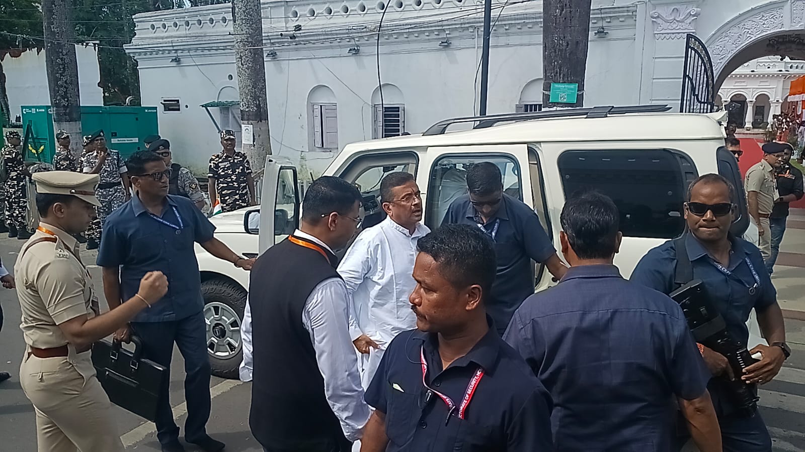 মুখ্যমন্ত্রী হিসেবে প্রথম কোচবিহার সফরে শুভেন্দু অধিকারী, মদনমোহন মন্দিরে পুজো দিয়ে প্রশাসনিক বৈঠক