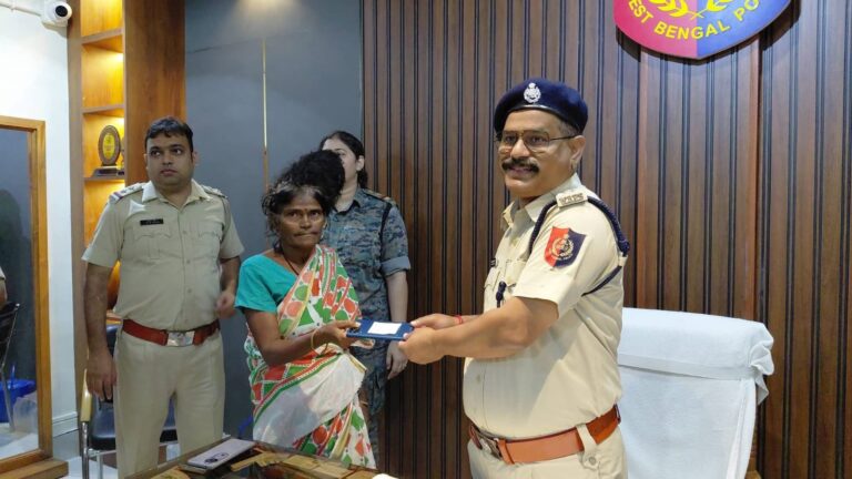 হারিয়ে যাওয়া প্রায় ৫০টি মোবাইল উদ্ধার, মালিকদের হাতে ফিরিয়ে দিল কোতোয়ালি থানার পুলিশ