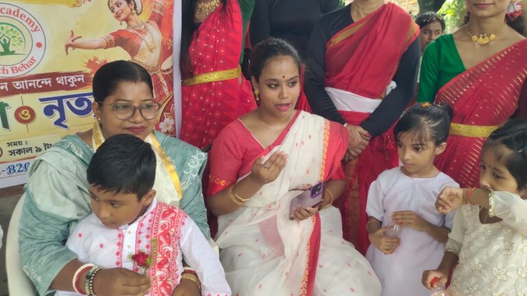 পুজোর আগে সুস্থ শরীরের বার্তা, সাগরদিঘি মুক্তমঞ্চে সৃষ্টি একাডেমীর ‘যোগা ও ড্যান্স’
