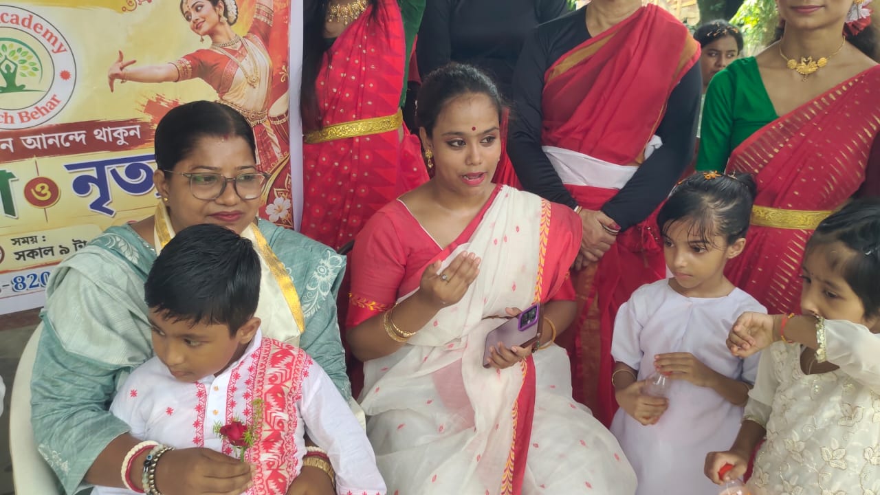 পুজোর আগে সুস্থ শরীরের বার্তা, সাগরদিঘি মুক্তমঞ্চে সৃষ্টি একাডেমীর ‘যোগা ও ড্যান্স’
