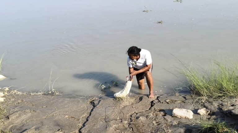 বিশ্ব নদী দিবসে তোর্সা নদী পরিষ্কারে আস্থা ফাউন্ডেশন, প্লাস্টিক না ফেলার বার্তা