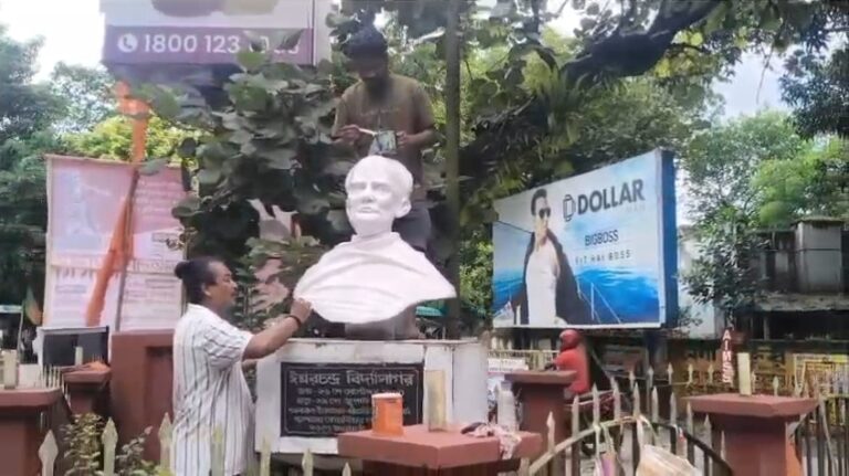 বিদ্যাসাগরের জন্মদিনের আগে মূর্তি পরিষ্কার ও রং করলেন কোচবিহারের ‘বাইক অক্সিজেন ম্যান’ শংকর রায়