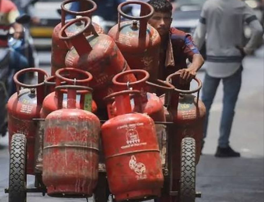 ১ অক্টোবর থেকে বাড়ল বাণিজ্যিক LPG-এর দাম, ১৯ কেজি সিলিন্ডারে বৃদ্ধি ৬২.৫০ টাকা