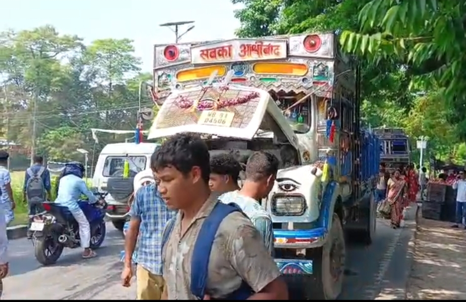 তোরসা ব্রিজের সামনে বিকল ট্রাক, ৩ ঘণ্টা যানজটে নাকাল সাধারণ মানুষ
