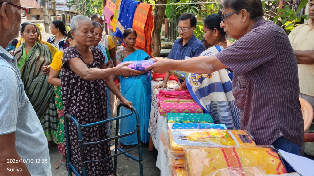 দুর্গাপুজোর আগে ১৫৬ জনের হাতে নতুন বস্ত্র তুলে দিল নিউ টাউনের ‘টিম সহযোগী’