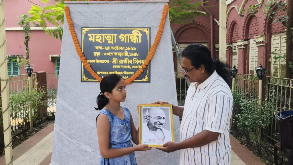 গান্ধীজয়ন্তীতে শিশুদের গান্ধীজির ছবি উপহার শংকর রায়ের, কোচবিহারে বিশেষ উদ্যোগ