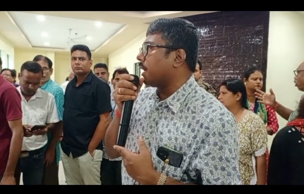 অন্নপূর্ণা যোজনার টাকা না মেলায় কোচবিহারে বিক্ষোভ, রবীন্দ্র ভবনের সামনে তালা